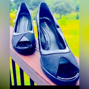 🎬 Woman’s Sz 10  High Heel Black Bongo Shoes. With a Fabic Two Tone Accent.